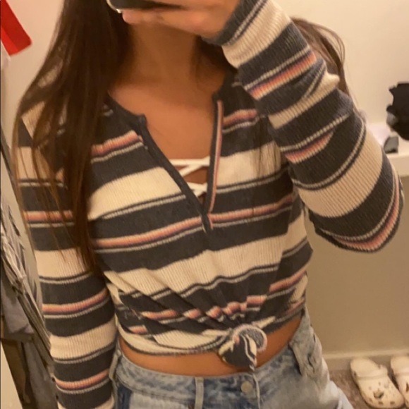 Urban outfitters lettuce trim long sleeve V-neck - Picture 3 of 3